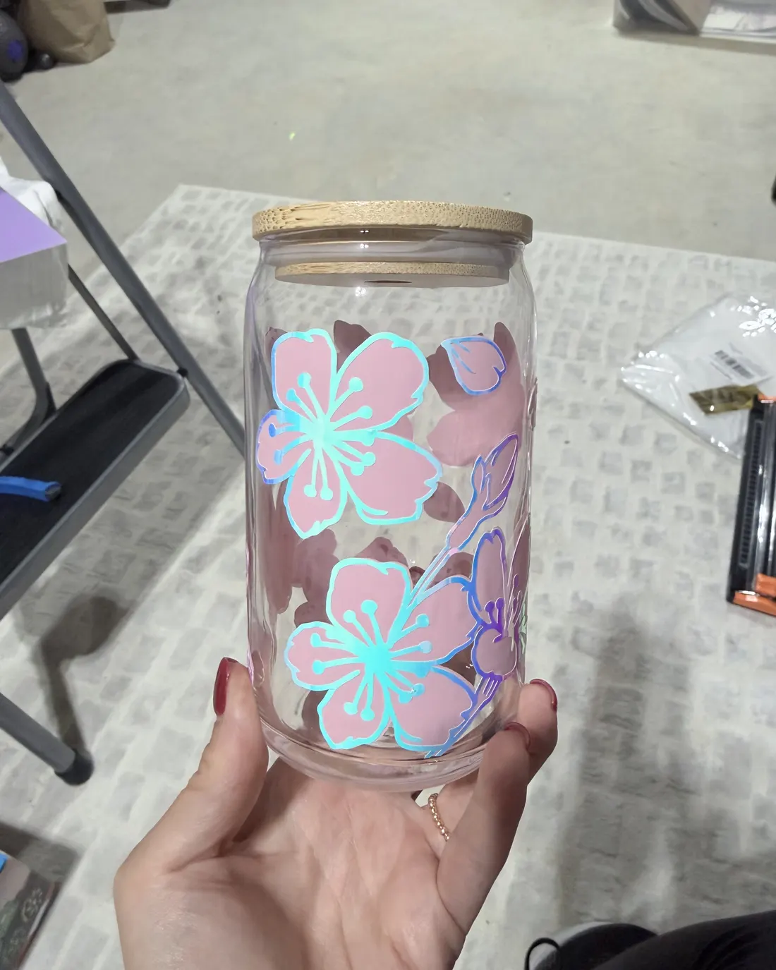 Glass tumbler with iridescent hibiscus flowers